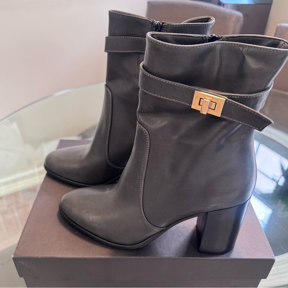 NIB Gaia Shoes Italia grey ankle boots, size 39.